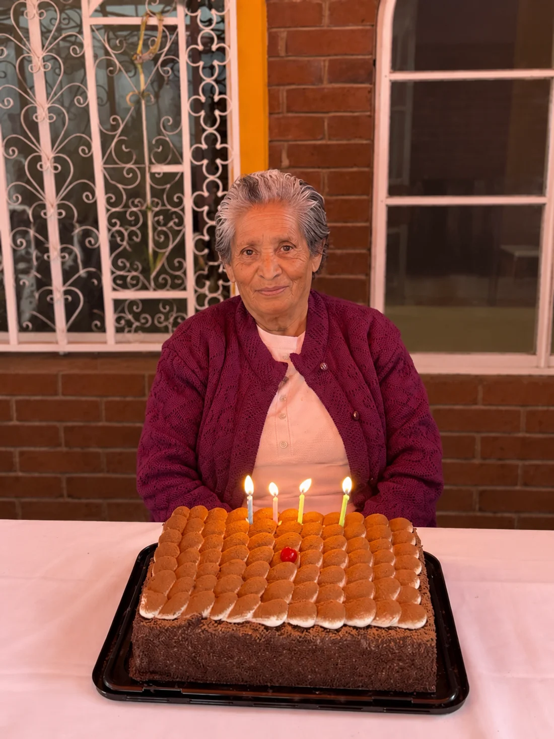 Vicenta con su pastel y velitas