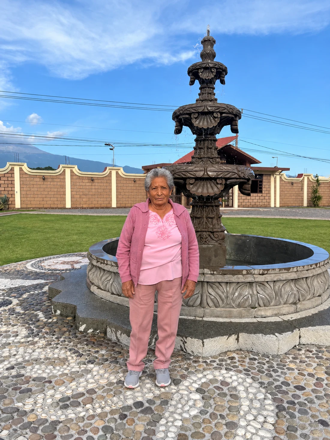 Vicenta frente a la fuente
